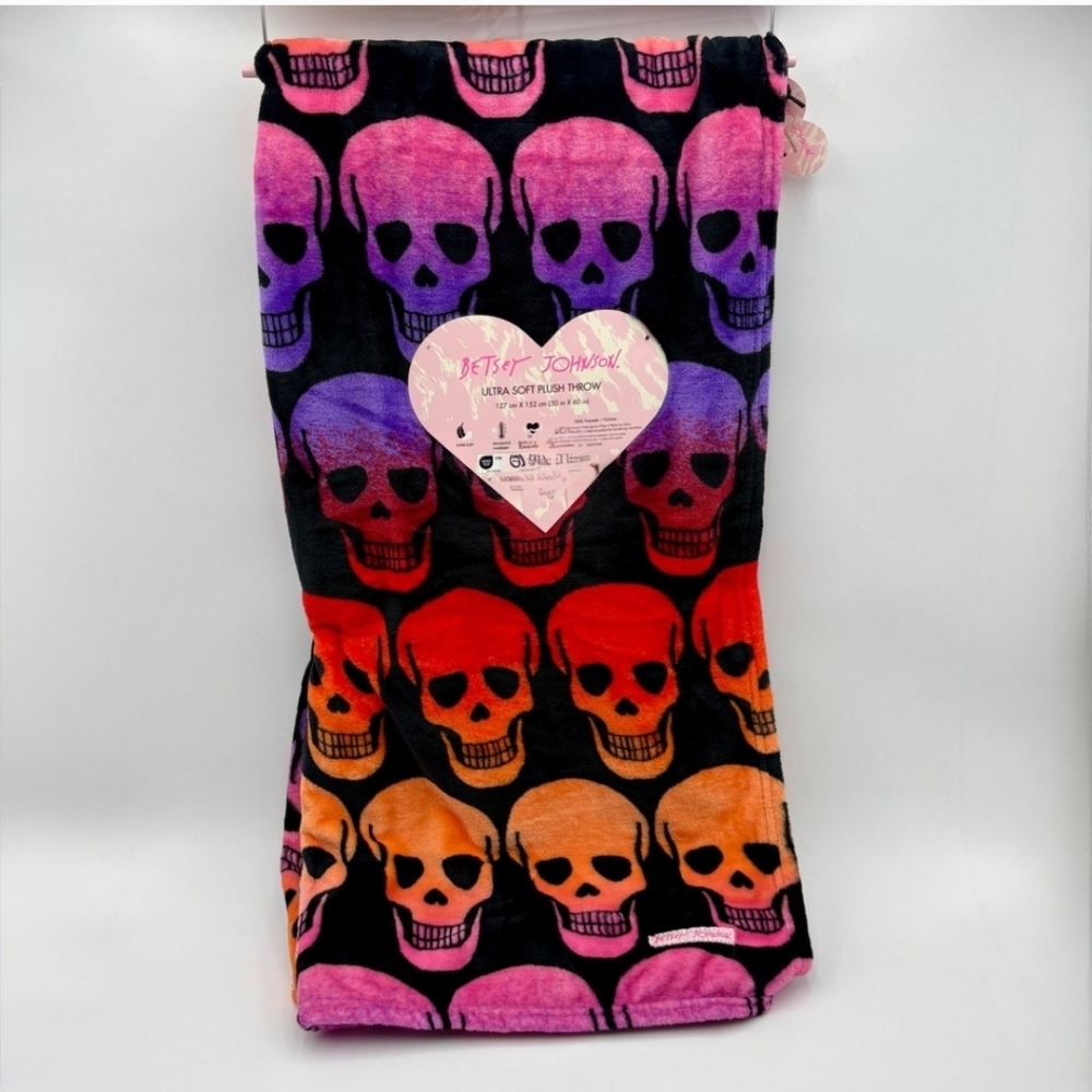 NWT BETSY JOHNSON SOFT SKULL 💀☠️ THROW/ SOFT IN COZY 💀❤️💀💜💀🩷💀🧡💀